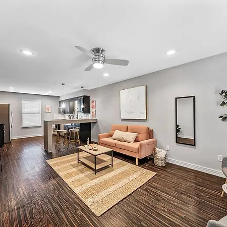 Luxe Condo In City Center